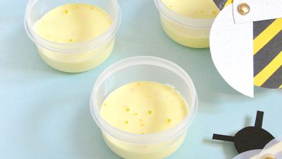 Cách làm slime từ keo mod podge và hộp đựng hình chú ong