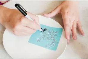 Trang trí sứ bằng bút Sharpie